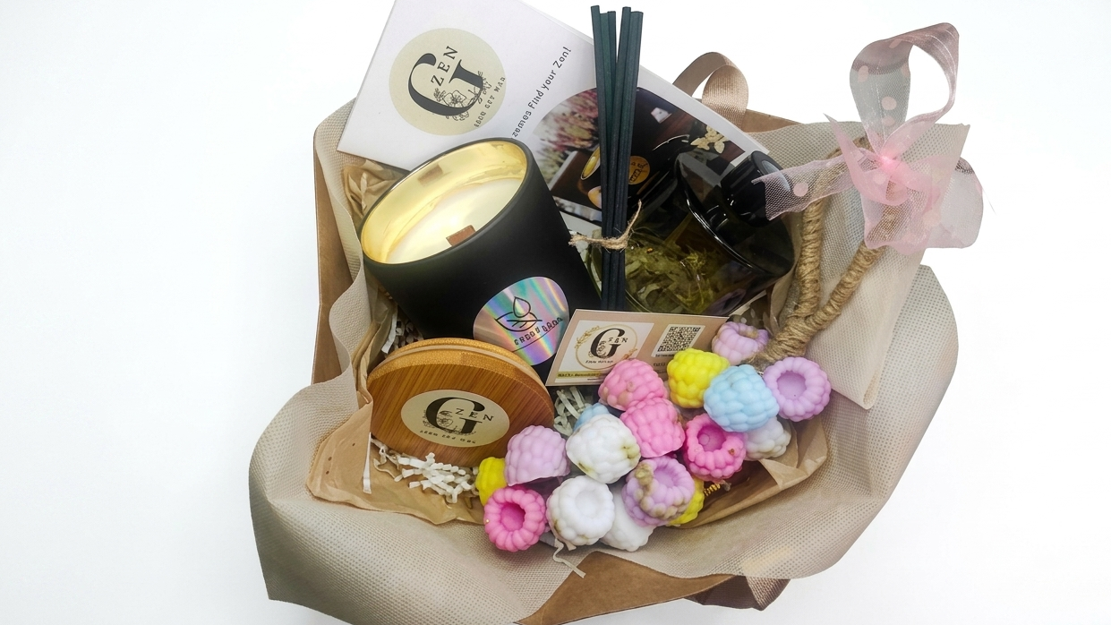 Luxury grape aromatherapy gift box with a 400g soy wax candle, a 200ml reed diffuser, and handcrafted grape-shaped soaps by Gzen Candles.