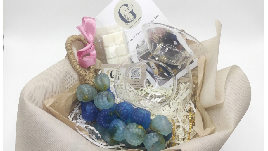Luxury gift set featuring a 13x11cm glass wax melts burner, a pack of soy wax melts, and a colorful hanging grape soap on a rope by Gzen Candles.