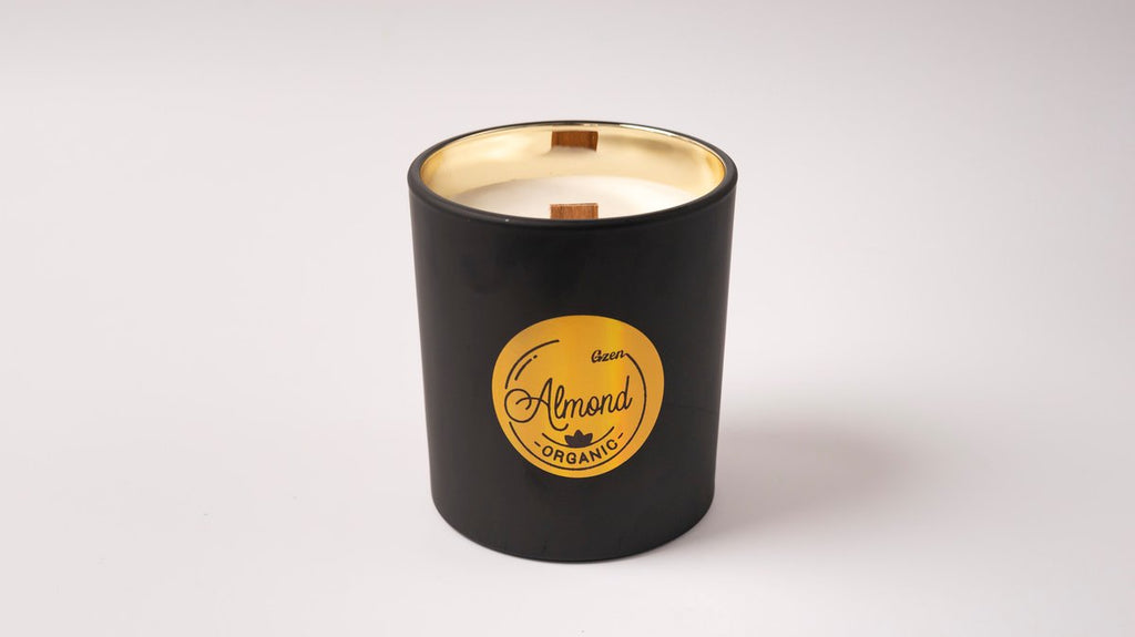 Black candle with a gold lid and label on a white background and scent almond.
Χειροποίητο αρωματικο κερί με άρωμα αμυγδάλου, με ξύλινο φυτιλι φτιαγμαπο κερί σογιας και αντιαλεργικα και οικολογικά.