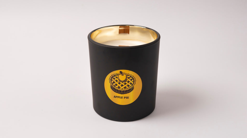 Αρωματικο κερι σογιας με άρωμα μηλοπιτα .
 Applepie scented soy candle with wood wick.