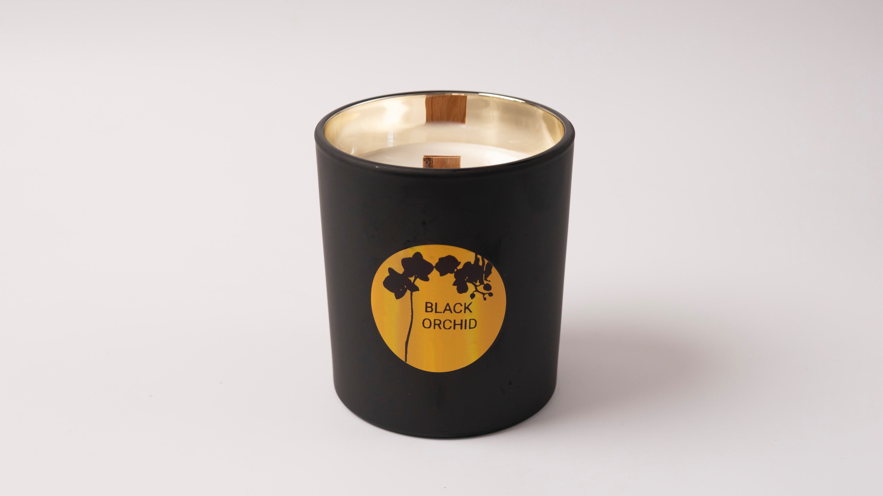 gzen candles χειροποίητο αρωματικο κερί  σόγιας σε μαύρο βάζο με οικολογικά και αντιαλλεργικά  αρώματα με ξύλινο φυτίλι Luxury handmade scented soy candle in black jar and gold ecofriendly Hypoallergenic scents wood wick black orchid scented candle μαύρη ορχιδέα  