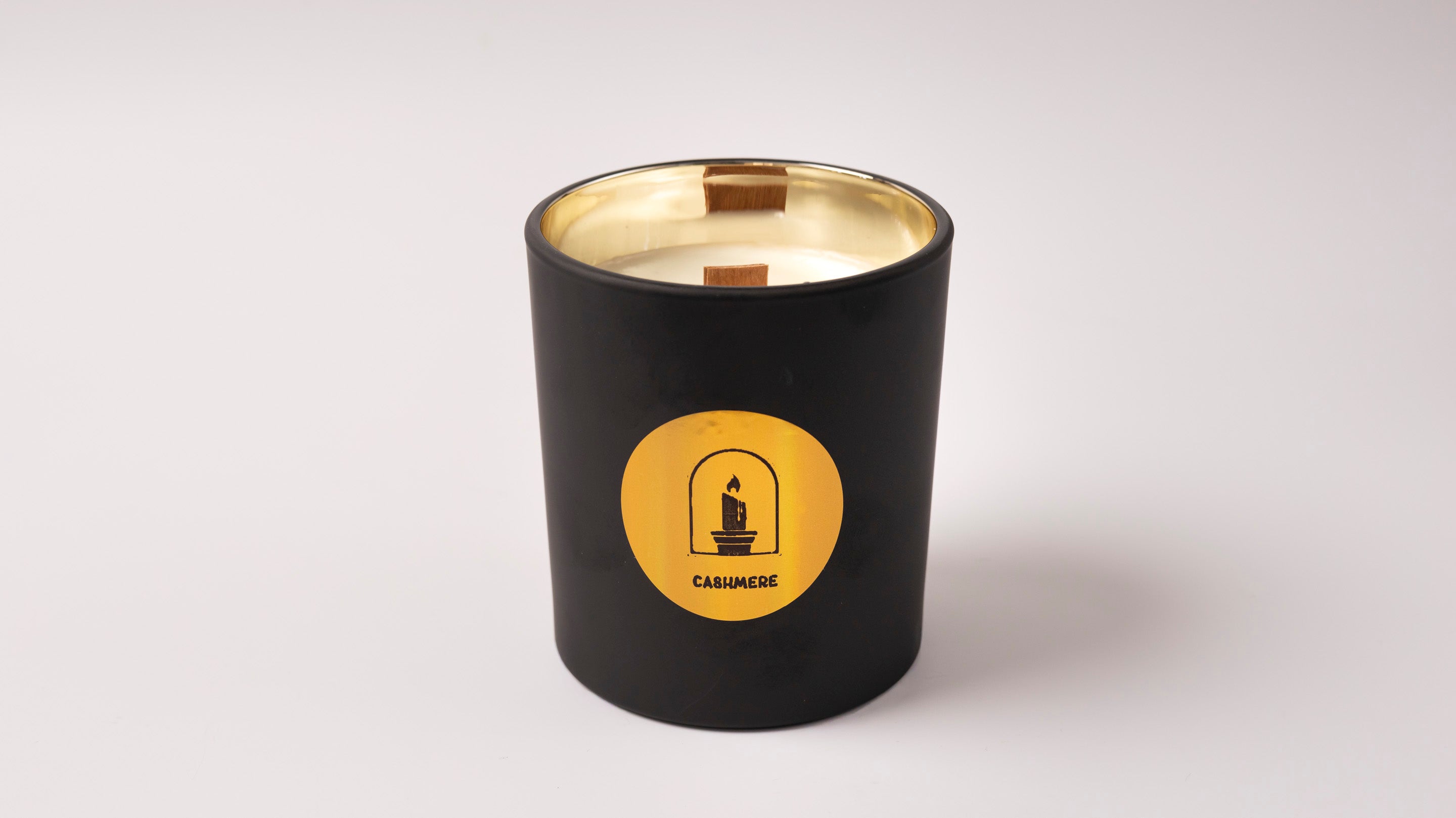 gzen candles χειροποίητο αρωματικο κερί  σόγιας σε μαύρο βάζο με οικολογικά και αντιαλλεργικά  αρώματα με ξύλινο φυτίλι Luxury handmade scented soy candle in black jar and gold ecofriendly Hypoallergenic scents wood wick cashmere scent
