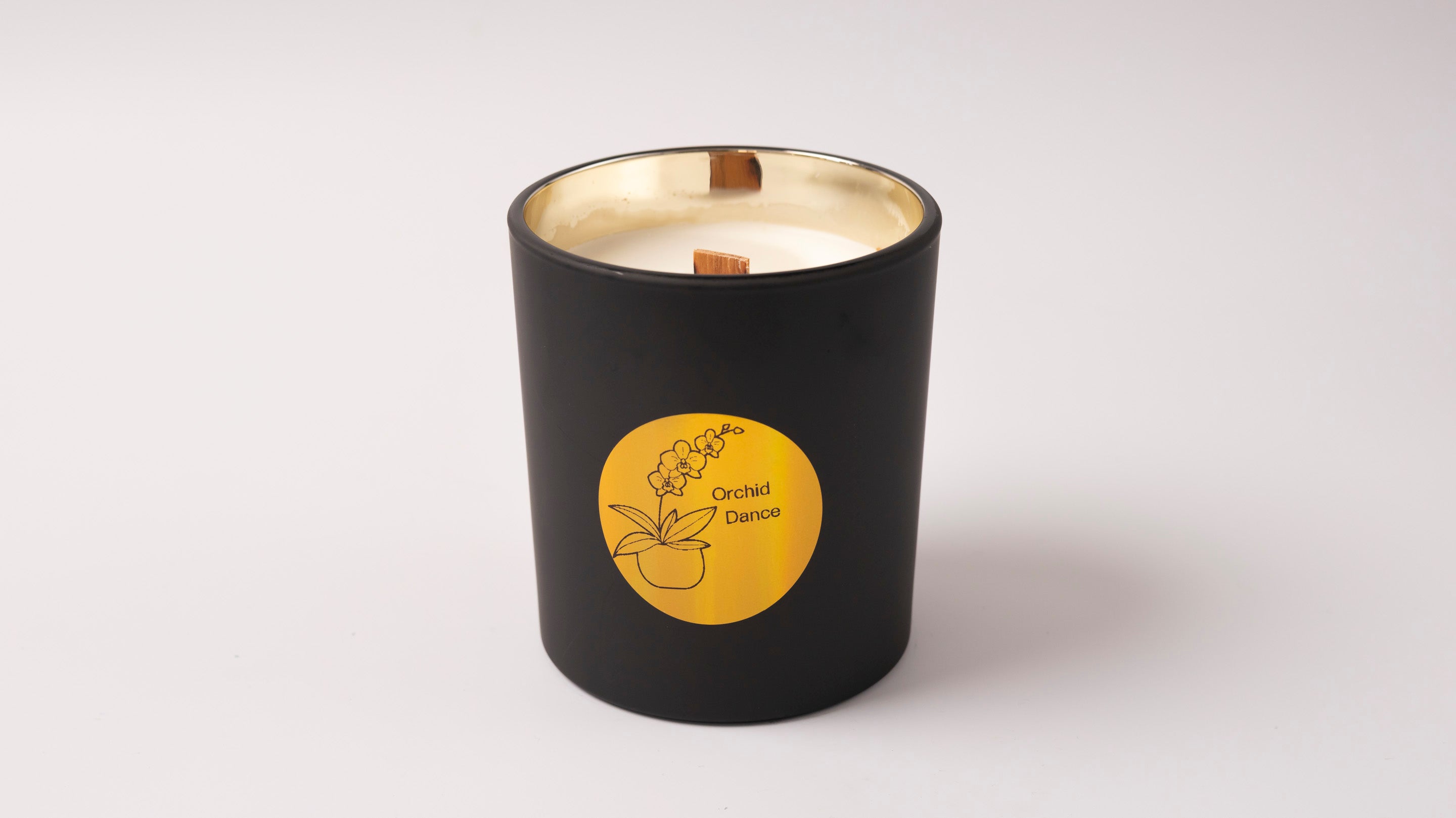 gzen candles χειροποίητο αρωματικο κερί  σόγιας σε μαύρο βάζο με οικολογικά και αντιαλλεργικά  αρώματα με ξύλινο φυτίλι Luxury handmade scented soy candle in black jar and gold ecofriendly Hypoallergenic scents wood wick orchid dance smell sweet fresh 