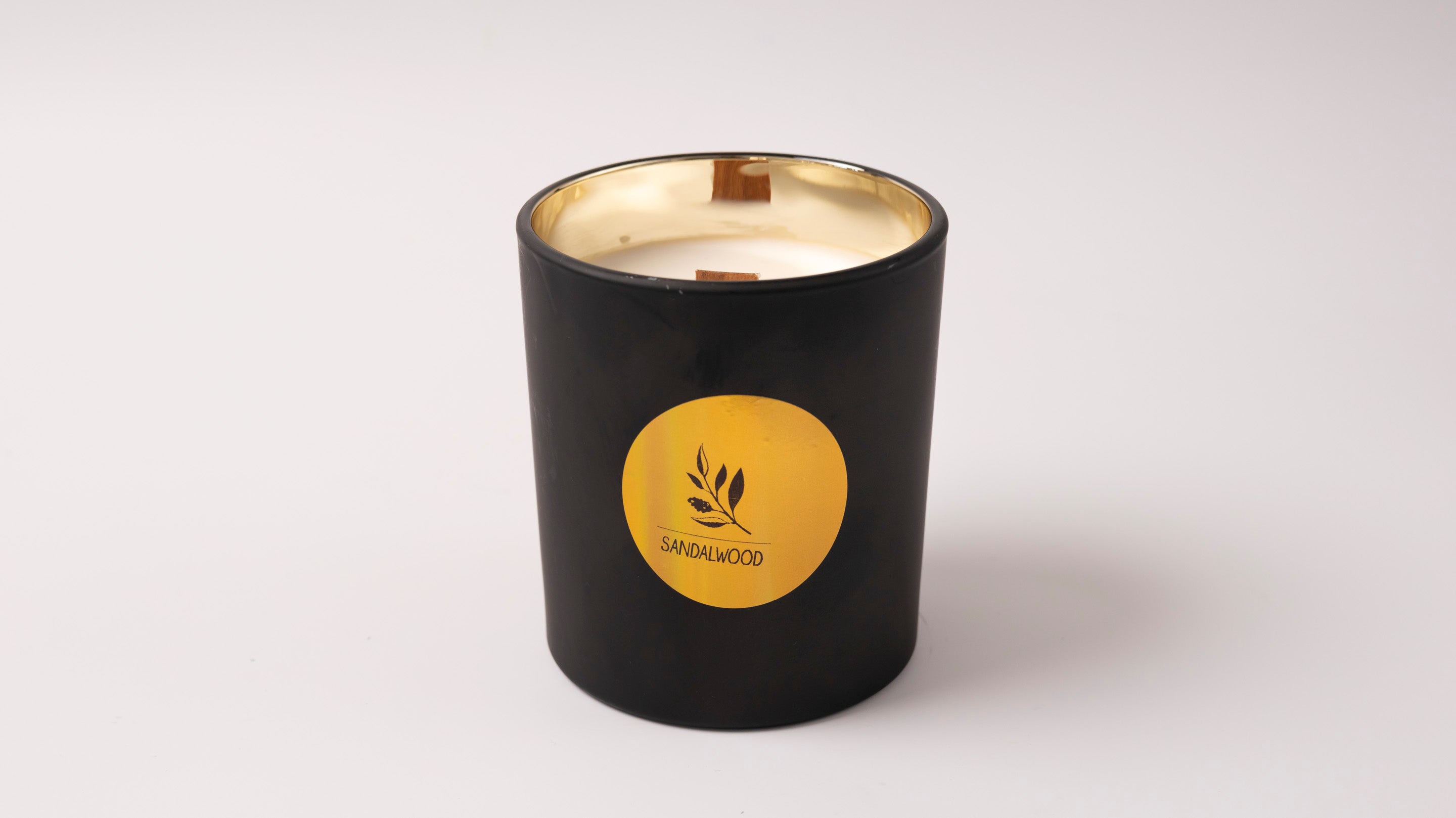gzen candles χειροποίητο αρωματικο κερί  σόγιας σε μαύρο βάζο με οικολογικά και αντιαλλεργικά  αρώματα με ξύλινο φυτίλι Luxury handmade scented soy candle in black jar and gold ecofriendly Hypoallergenic scents wood wick σανταλόξυλο sandalwood 