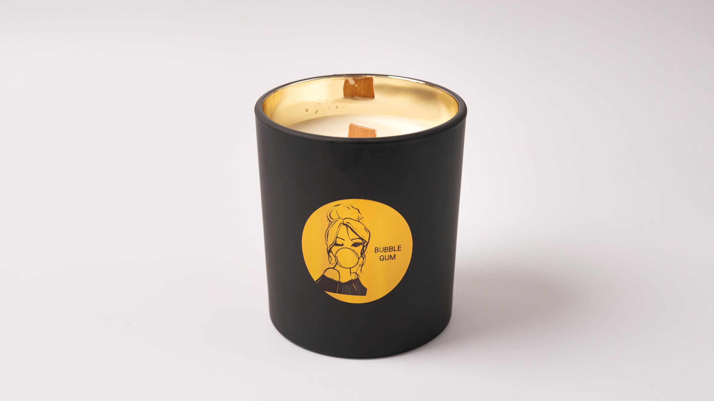 gzen candles χειροποίητο αρωματικο κερί  σόγιας σε μαύρο βάζο με οικολογικά και αντιαλλεργικά  αρώματα με ξύλινο φυτίλι Luxury handmade scented soy candle in black jar and gold ecofriendly Hypoallergenic scents wood wick bubble gum scent candle Τσιχλόφουσκα κερι αρωματικο 