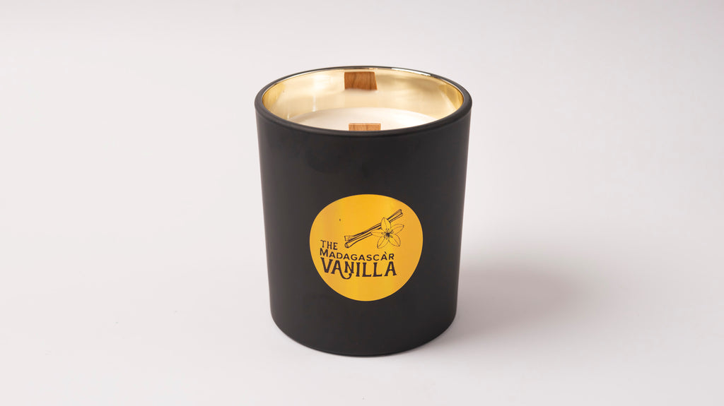 gzen candles χειροποίητο αρωματικο κερί  σόγιας σε μαύρο βάζο με οικολογικά και αντιαλλεργικά  αρώματα με ξύλινο φυτίλι Luxury handmade scented soy candle in black jar and gold ecofriendly Hypoallergenic scents wood wick βανίλια Μαδαγασκάρης vanilla madagascar 