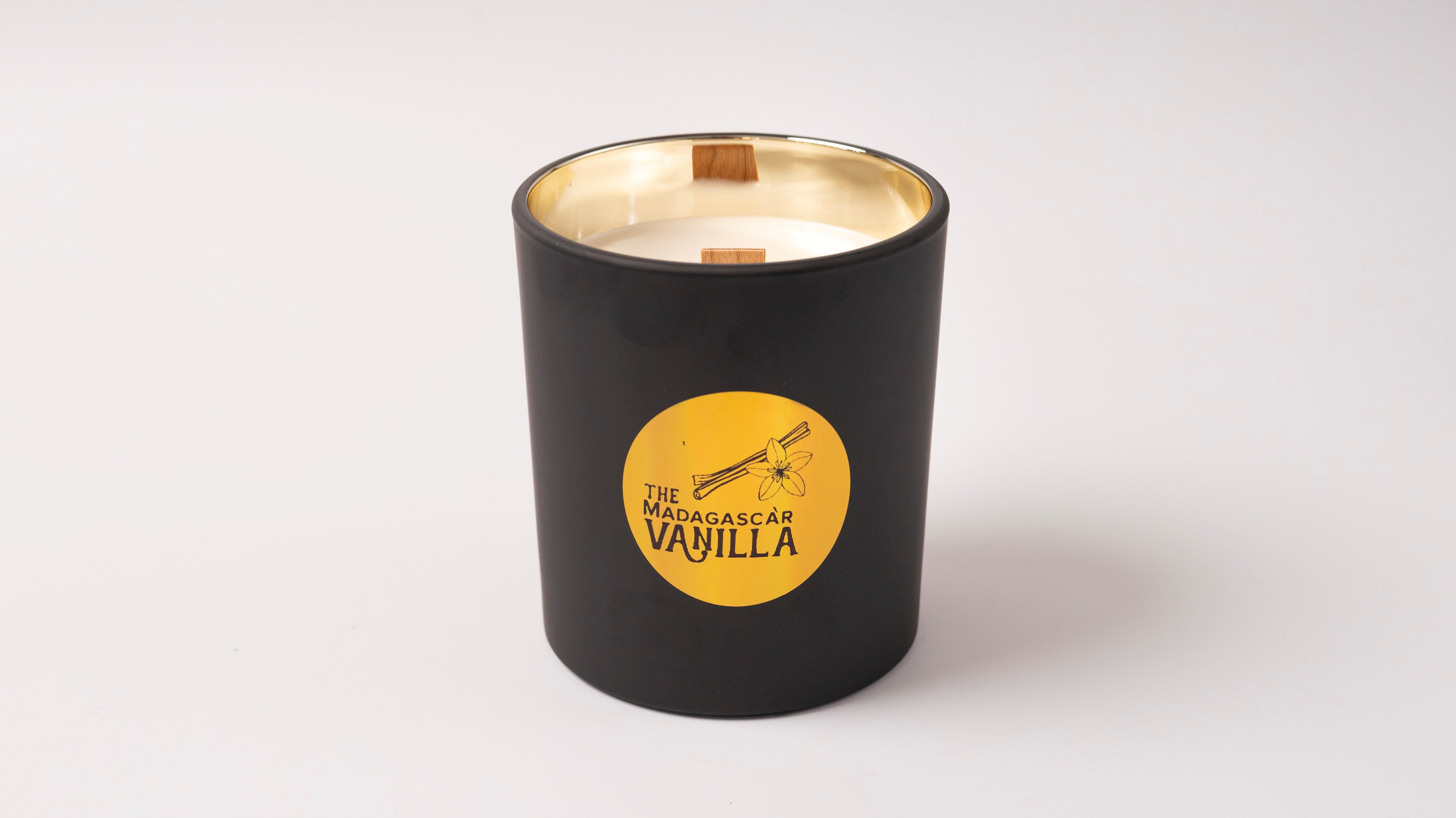 gzen candles χειροποίητο αρωματικο κερί  σόγιας σε μαύρο βάζο με οικολογικά και αντιαλλεργικά  αρώματα με ξύλινο φυτίλι Luxury handmade scented soy candle in black jar and gold ecofriendly Hypoallergenic scents wood wick βανίλια Μαδαγασκάρης vanilla madagascar 