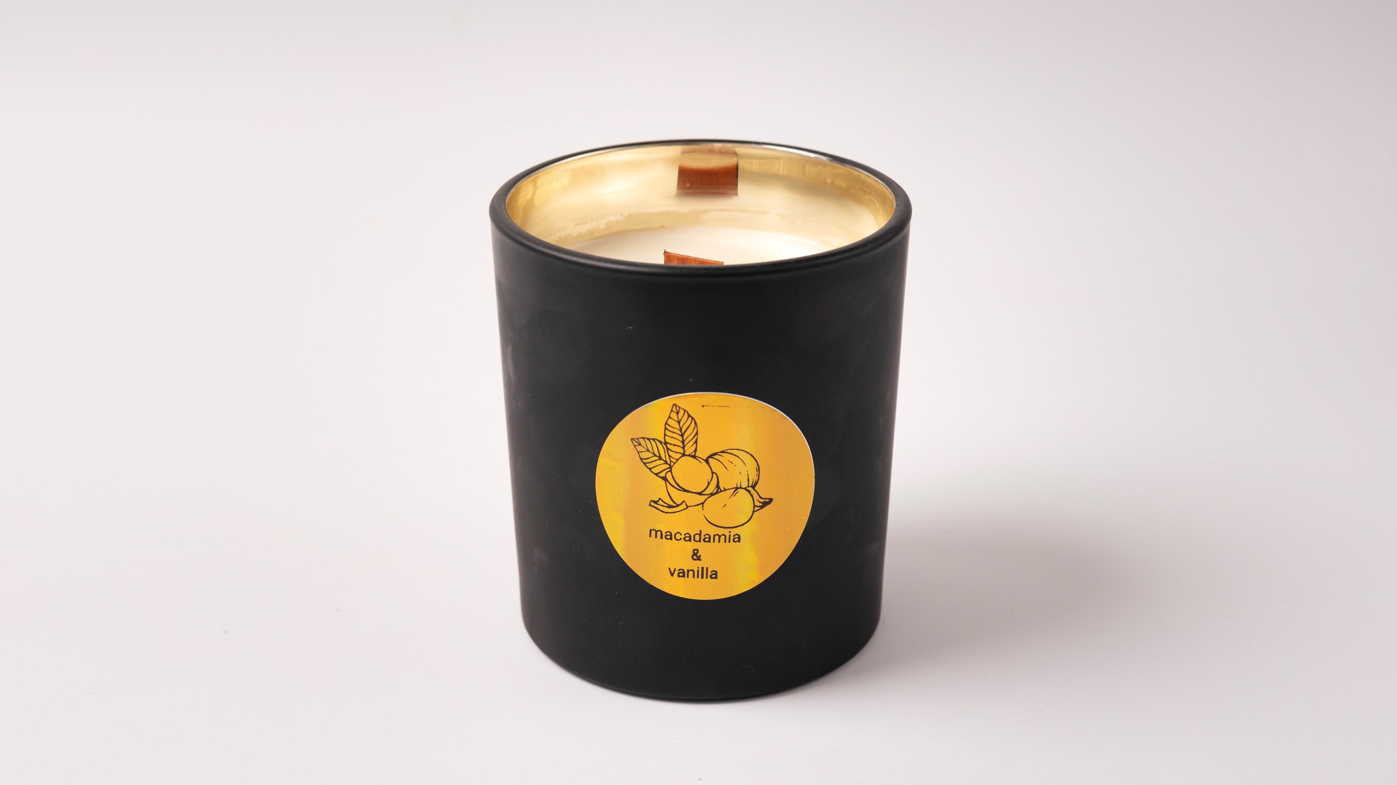 gzen candles χειροποίητο αρωματικο κερί  σόγιας σε μαύρο βάζο με οικολογικά και αντιαλλεργικά  αρώματα με ξύλινο φυτίλι Luxury handmade scented soy candle in black jar and gold ecofriendly Hypoallergenic scents wood wick βανίλια φουντούκι macademia and vanilla scented soy canlde 